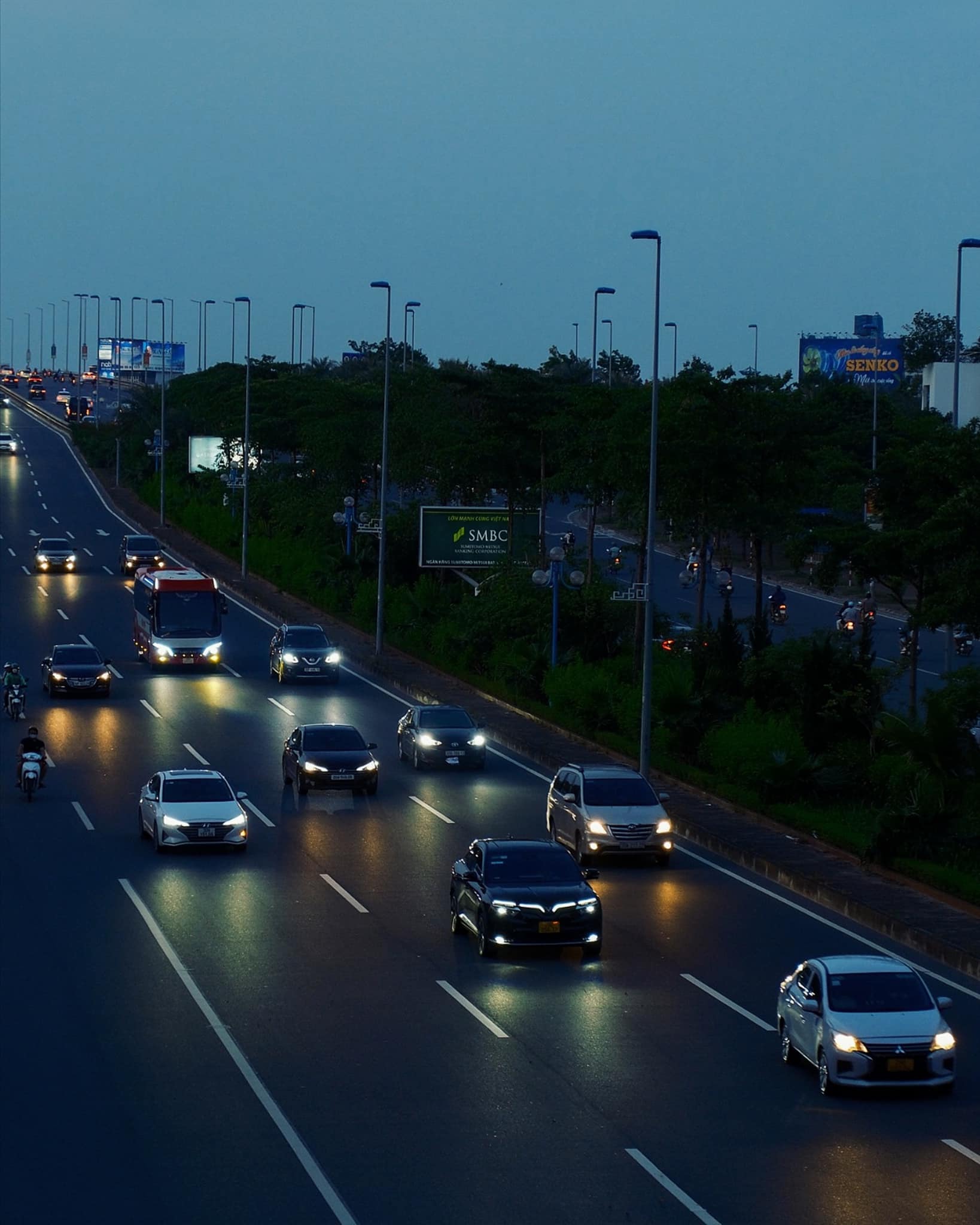 A night on the roads of Hanoi.  I don’t like Hanoi’s roads much, especially when compared to the stunning coastal routes I’ve traveled. But still, I find that Hanoi’s roads have their own distinct character.  First, unlike this photo, they’re always congested. Second, they’re bustling, just like the daily life of Hanoi’s residents.  This photo doesn’t capture that, but it does capture a rare – and unfamiliar – sense of stillness.