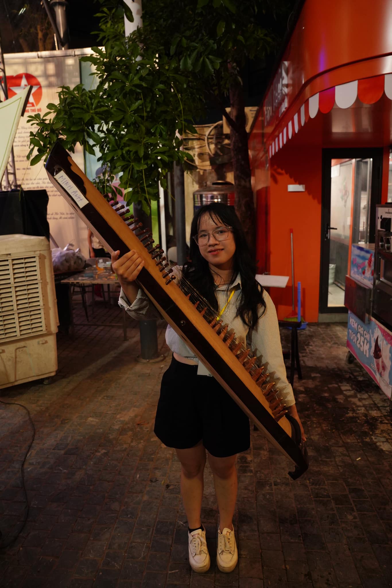 Quynh Anh and the zither. I once practiced playing the zither for about a year in 2021; I loved how the strings resonated differently depending on the way they were plucked. I struggled just to learn a very simple piece because I couldn’t get the accented notes right. Indeed, art is challenging to pursue.