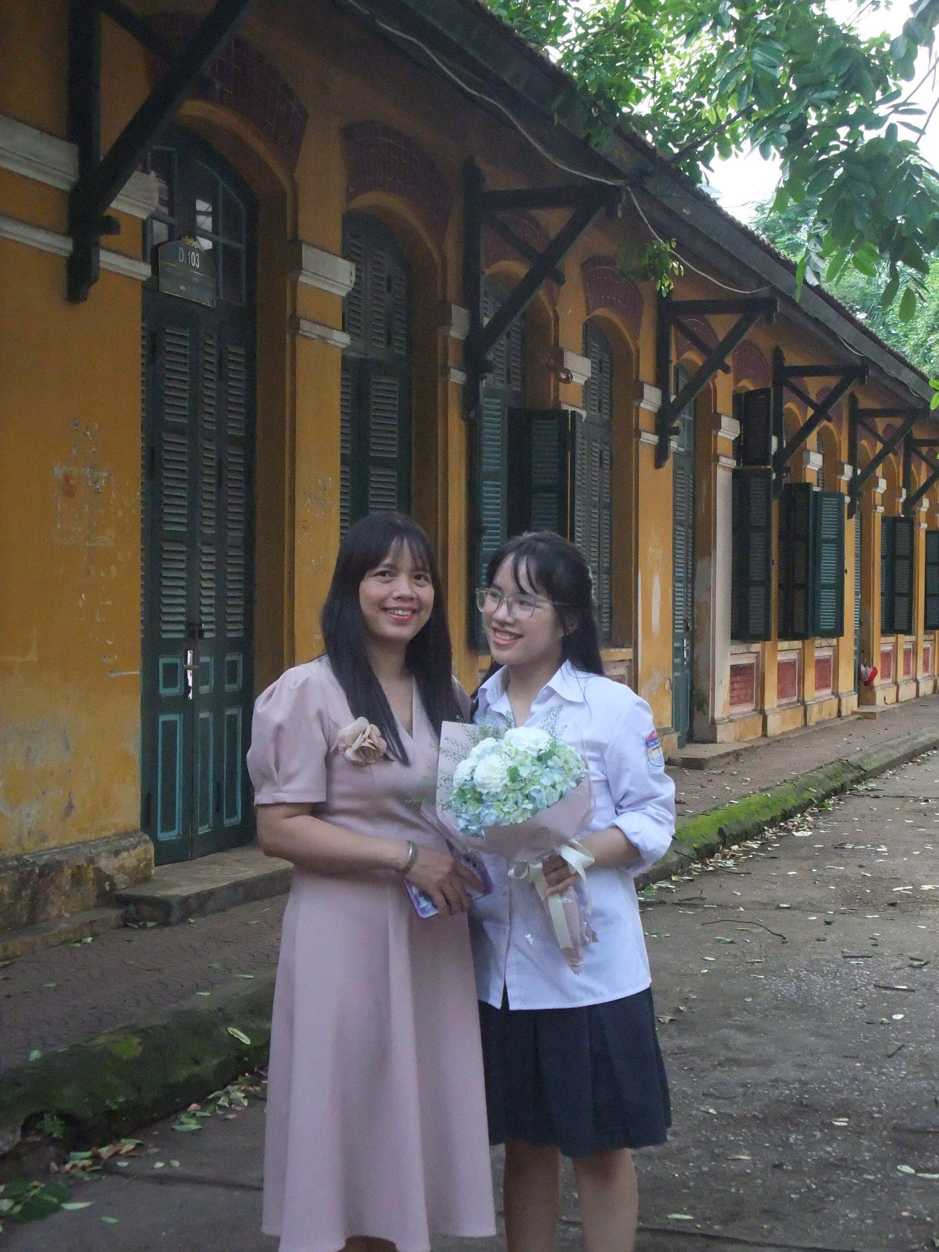 My mom, who is very busy handling enough workload to support her three children, always tries to be present at all important occasions—events, exam days, even graduation and yearbook ceremonies. On this day, even knowing that taking time off would mean a salary cut, she rode her motorbike from work just to see her daughter on stage.