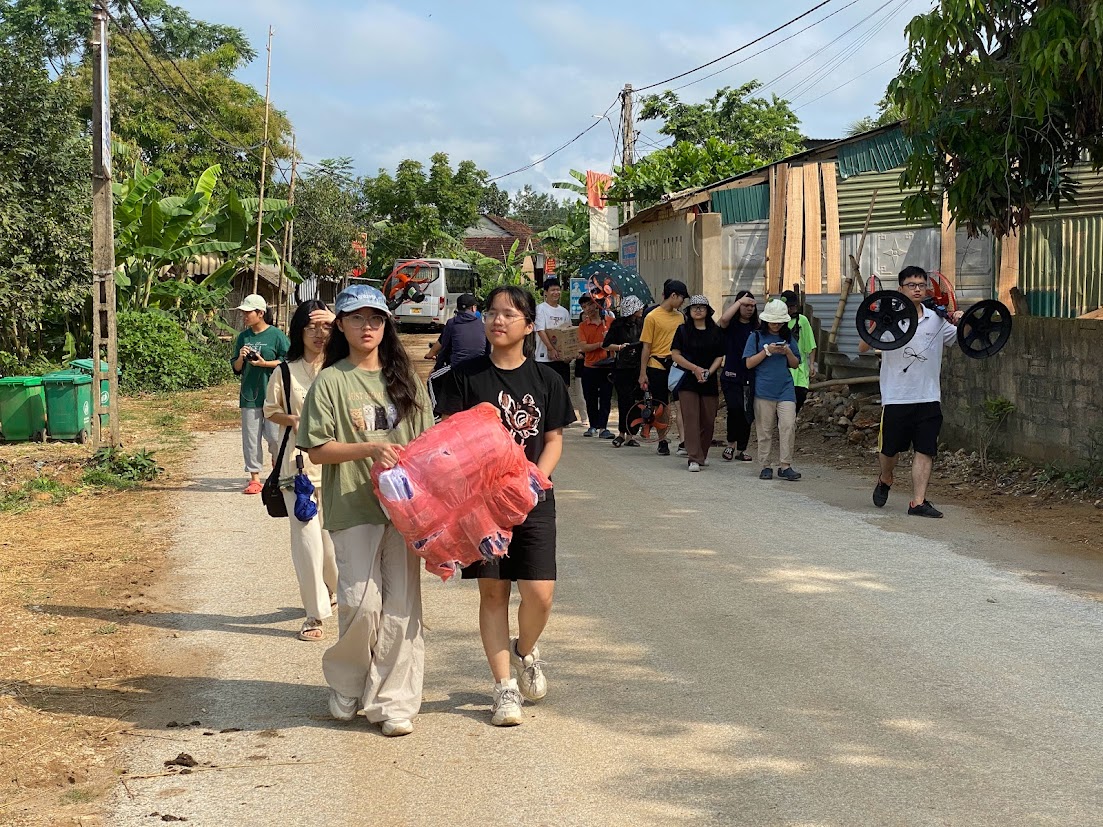 That red bag may look lightweight, but it's actually pretty heavy, which is why it takes two people to carry it. Aside from that and the heat, the whole process of hauling it wasn’t too bad.