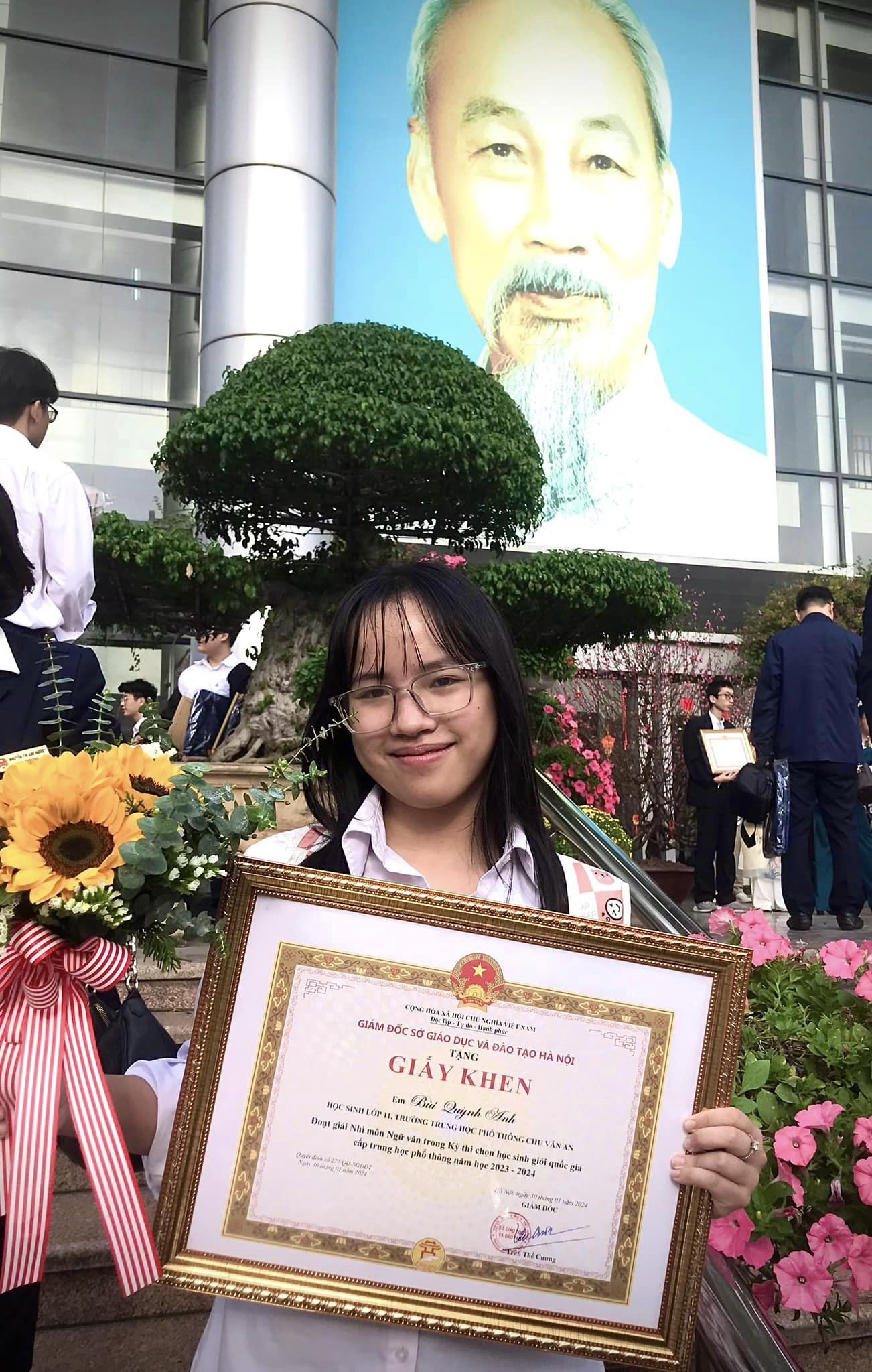 The day I received my award after winning second place in the national student competition. A bright image of Uncle Ho shines behind me. For the art, I reached here.